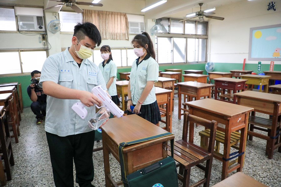 視察僑泰高中開學前防疫準備