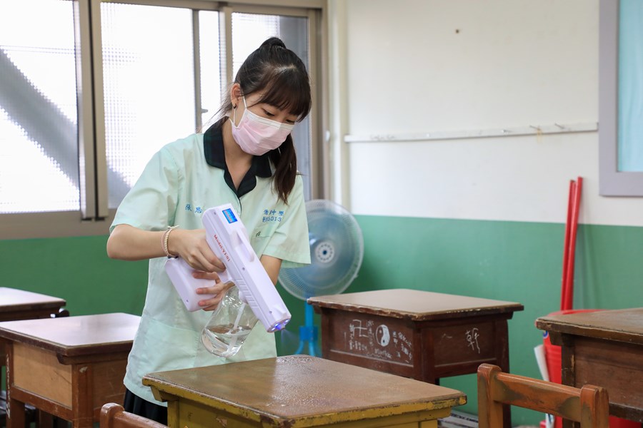 視察僑泰高中開學前防疫準備