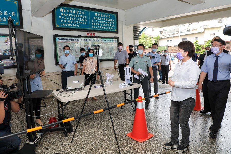 視察僑泰高中開學前防疫準備