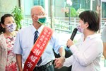 市長向模範父親致意