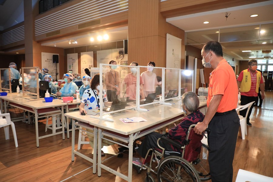 訪視快打站2.0為65歲以上長者接種第二劑AZ疫苗作業