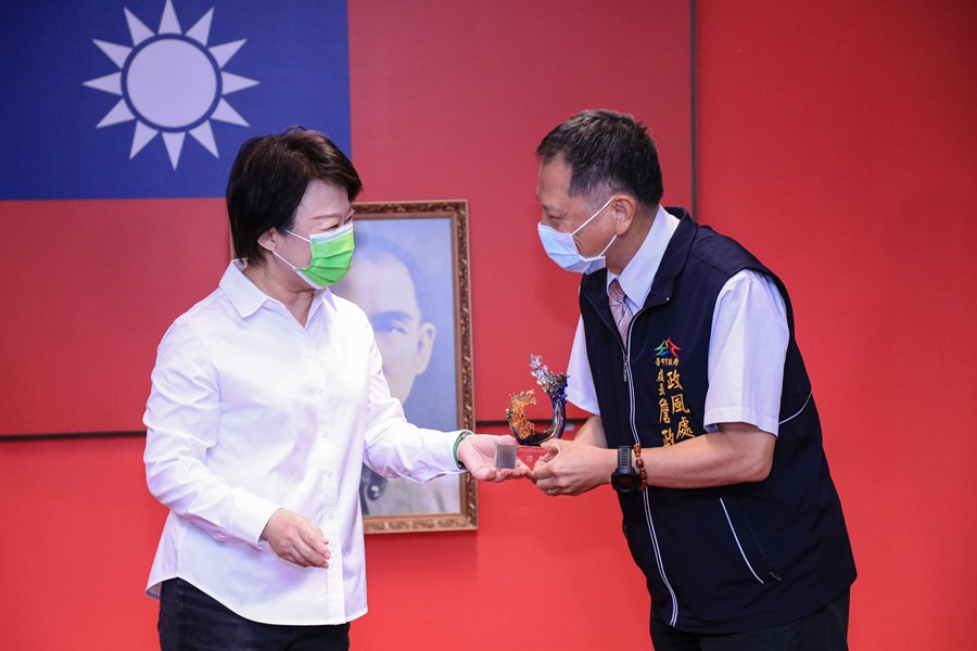 本府各機關正、副首長服務滿40 年以上