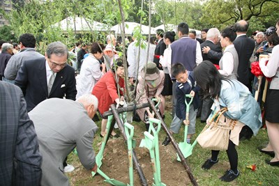 日本眾議院副議長衛藤征士郎先生訪問團捐苗植樹典禮