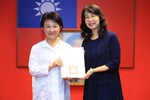 頒獎—教育部評選110 年校長領導卓越獎--北屯文心國小校長-陳怡婷