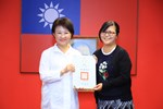 頒獎—110 年本府績優研考人員第四名-太平戶政事務所課員孫明玉
