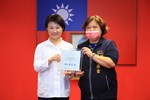 頒獎—110 年各目的事業主管機關推動志願服務方案成果評選-推動多元創新志願服務方案-甲等--地政局