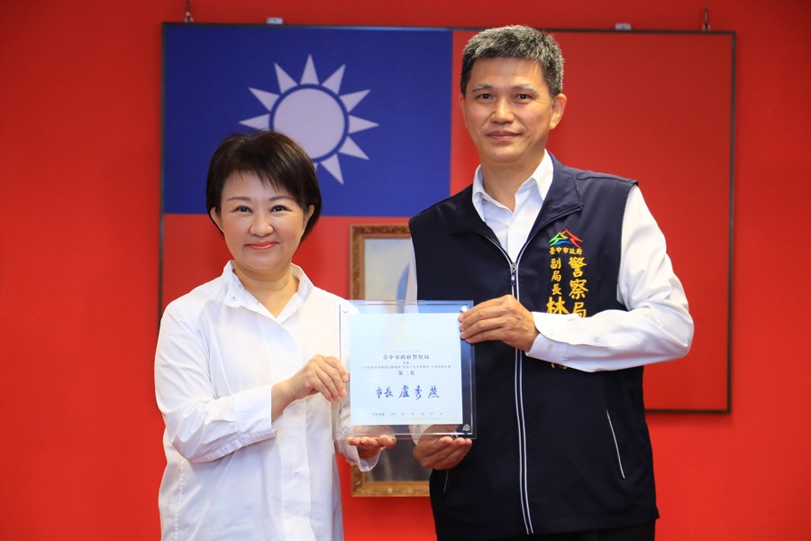 頒獎—110 年各目的事業主管機關推動志願服務方案成果評選-推動防疫工作社會參與方案-第二名--警察局