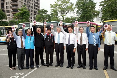 「愛上巴士i384，坐新車‧抽大獎」公車不漲價    宣誓記者會