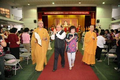 臺中市佛教聯合會舉辦「慶祝101年佛誕節點燈祈福暨浴佛法會典禮」