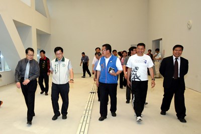 市議會考察議政大樓2