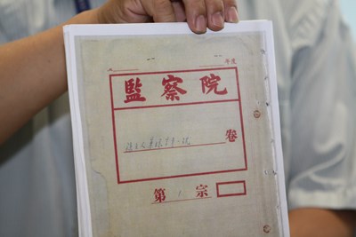 監察院100年度地方巡察--致贈「孫立人將軍調查報告書」