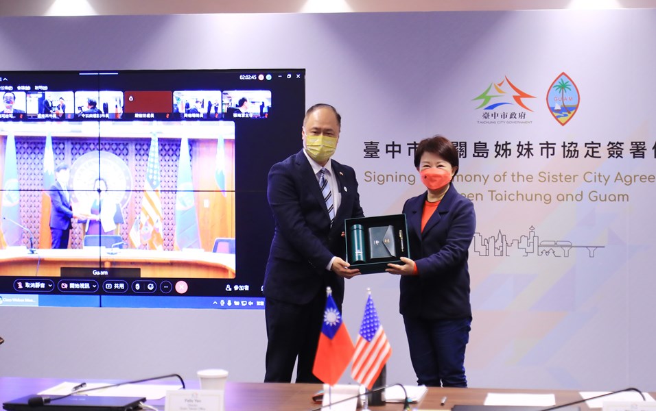 關島台灣辦事處長嚴樹芬(左)與盧市長