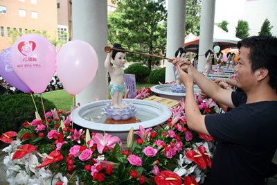 佛光山惠中寺舉辦「2012年佛誕節浴佛法會孝親感恩活動暨園遊會」