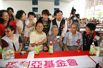 2012第六屆「我愛媽媽」校園公益行善大行動-101對老兒子與老母親三代同堂真情對話