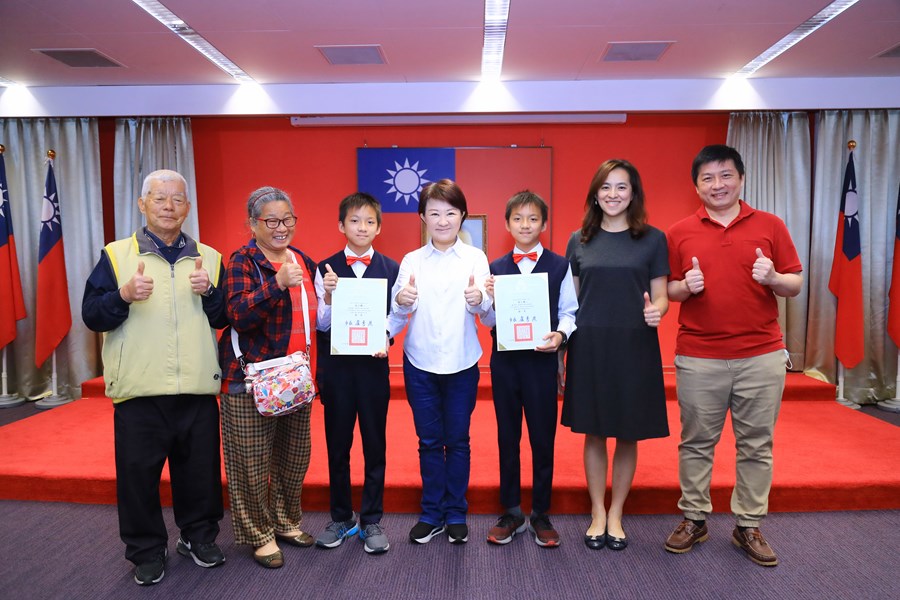 第61屆中華民國中小學科學展覽-第1名--大同國小-張子郡-張子曜全家與市長合照