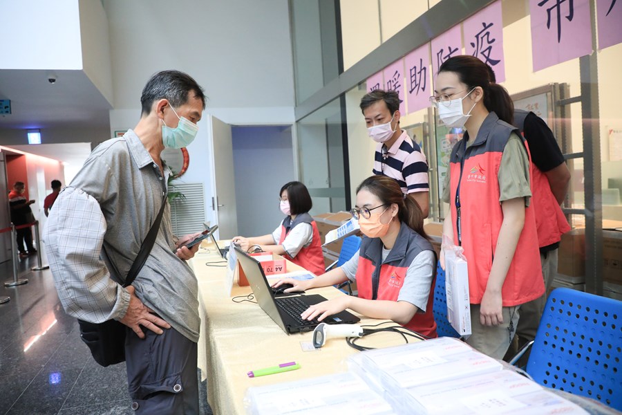 視察中市府就服台發送外送員快篩試劑情形