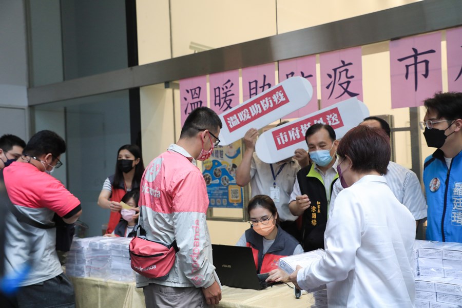 視察中市府就服台發送外送員快篩試劑情形