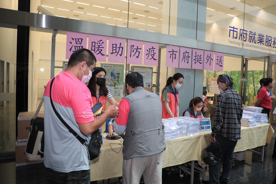 視察中市府就服台發送外送員快篩試劑情形
