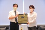 東海大學校長張國恩(左)與盧市長交換紀念品