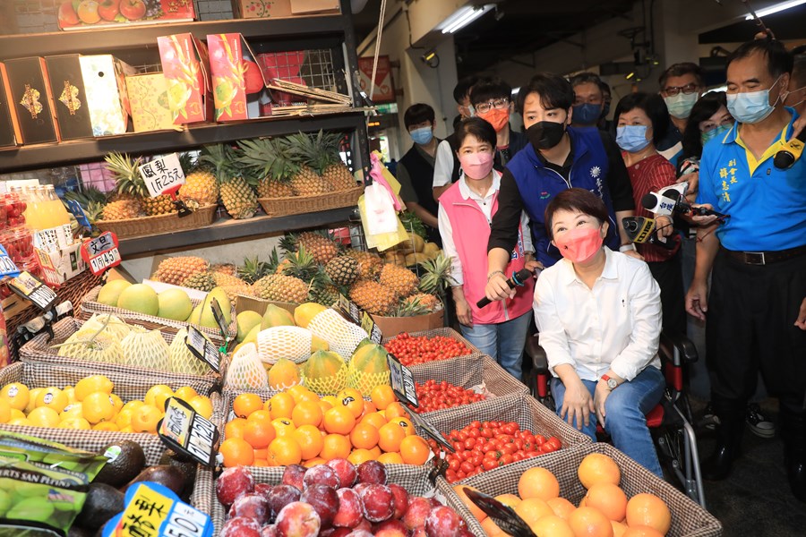 視察市場中元節前採買情形、相挺在地農產品及關心市場軟硬體設備更新