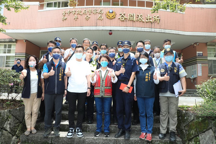 LINE_ALBUM_慰勉警察與商家互動_220908_10_調整大小