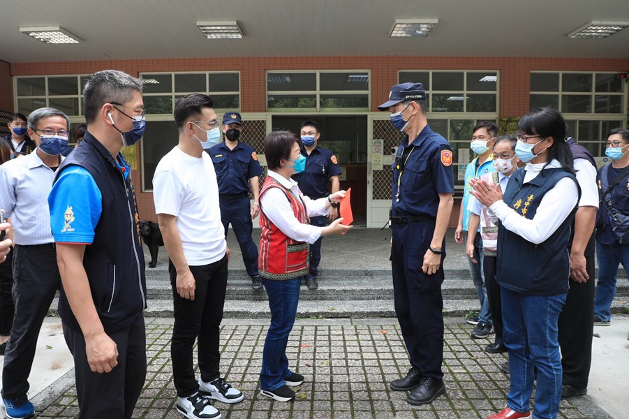 LINE_ALBUM_慰勉警察與商家互動_220908_18_調整大小