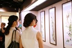 「傾心-陳靜瑤彩墨個展」民眾現場看展