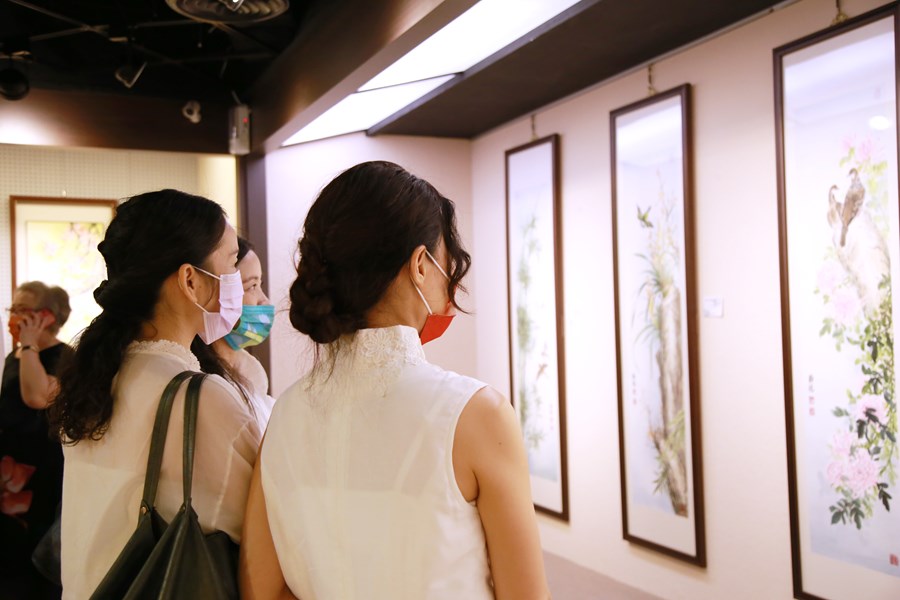 「傾心-陳靜瑤彩墨個展」民眾現場看展