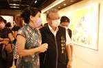 「傾心-陳靜瑤彩墨個展」陳老師向令狐副市長介紹畫作