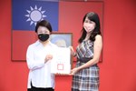111年度教育部獎勵國民中小學推動閱讀績優學校團體及個人評選獲獎單位--閱讀推手個人獎-北區立人國小-簡鳳瑩主任