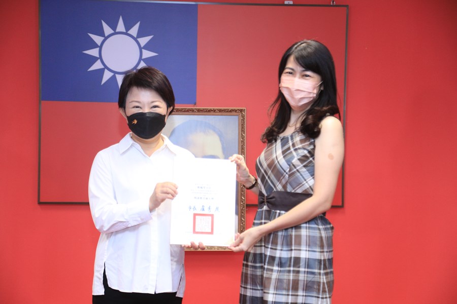111年度教育部獎勵國民中小學推動閱讀績優學校團體及個人評選獲獎單位--閱讀推手個人獎-北區立人國小-簡鳳瑩主任