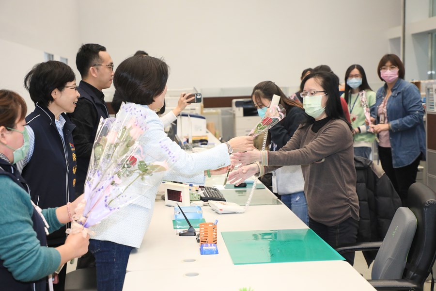 與第一線服務中心同仁歡慶婦女節 (2)