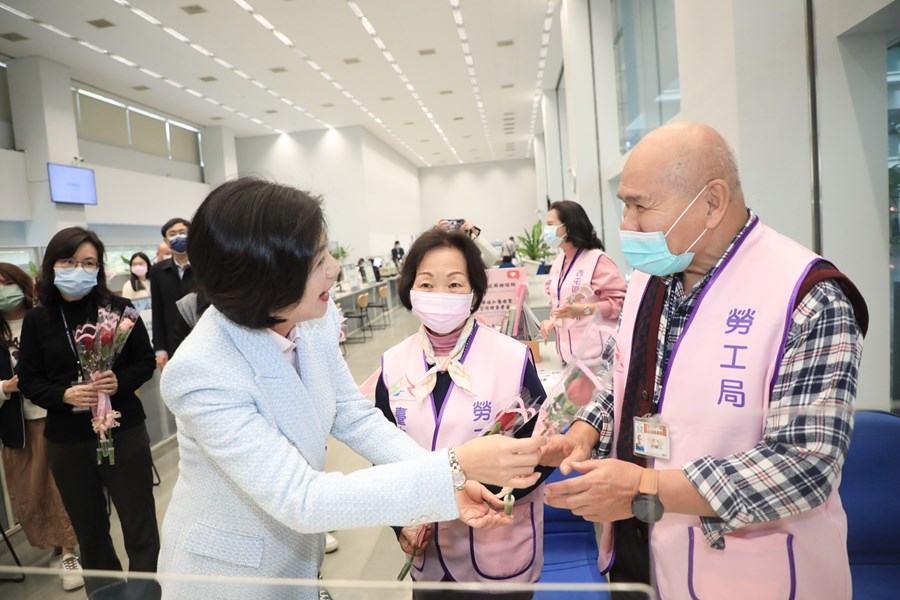 與第一線服務中心同仁歡慶婦女節 (12)