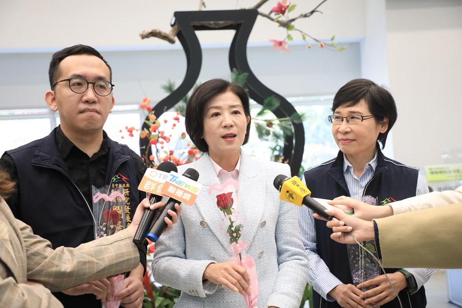 與第一線服務中心同仁歡慶婦女節 (16)