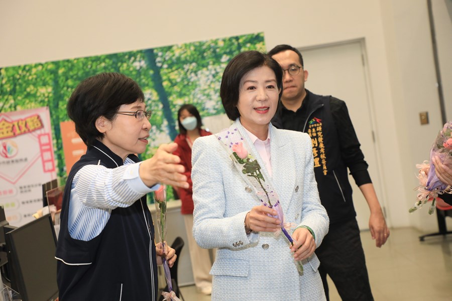 與第一線服務中心同仁歡慶婦女節 (20)
