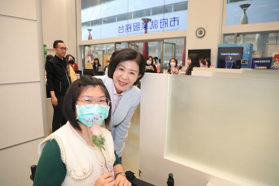 與第一線服務中心同仁歡慶婦女節 (23)