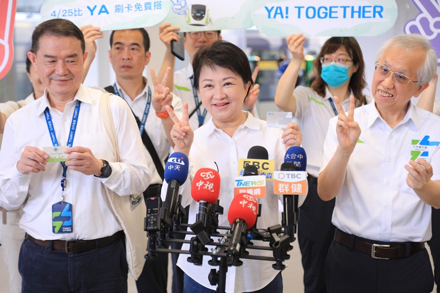 歡慶台中捷運通車2週年 425比YA刷卡進站中捷免費搭--TSAI (9)