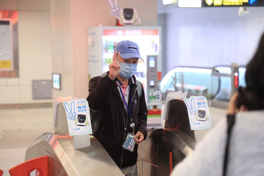 歡慶台中捷運通車2週年 425比YA刷卡進站中捷免費搭--TSAI (12)
