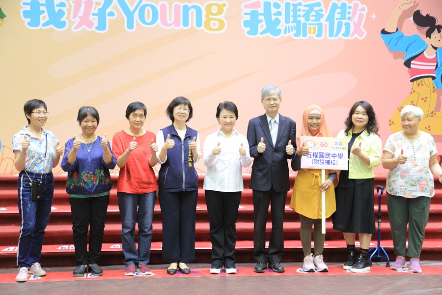 台中市111學年度中等以上學校模範生與市長合影--TSAI (99)