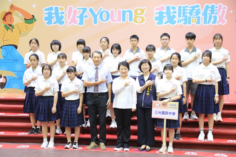 台中市111學年度中等以上學校模範生與市長合影--TSAI (3)