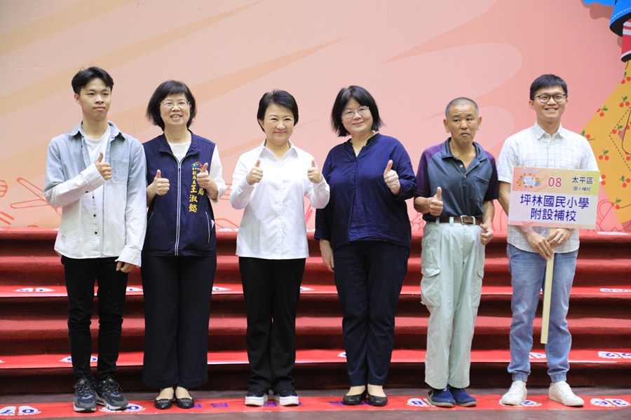 台中市111學年度中等以上學校模範生與市長合影--TSAI (22)