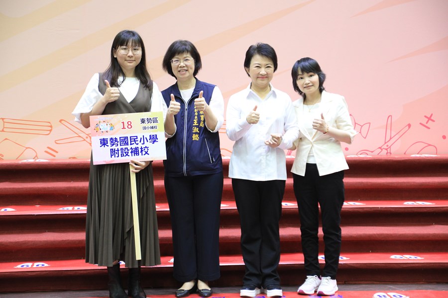 台中市111學年度中等以上學校模範生與市長合影--TSAI (30)