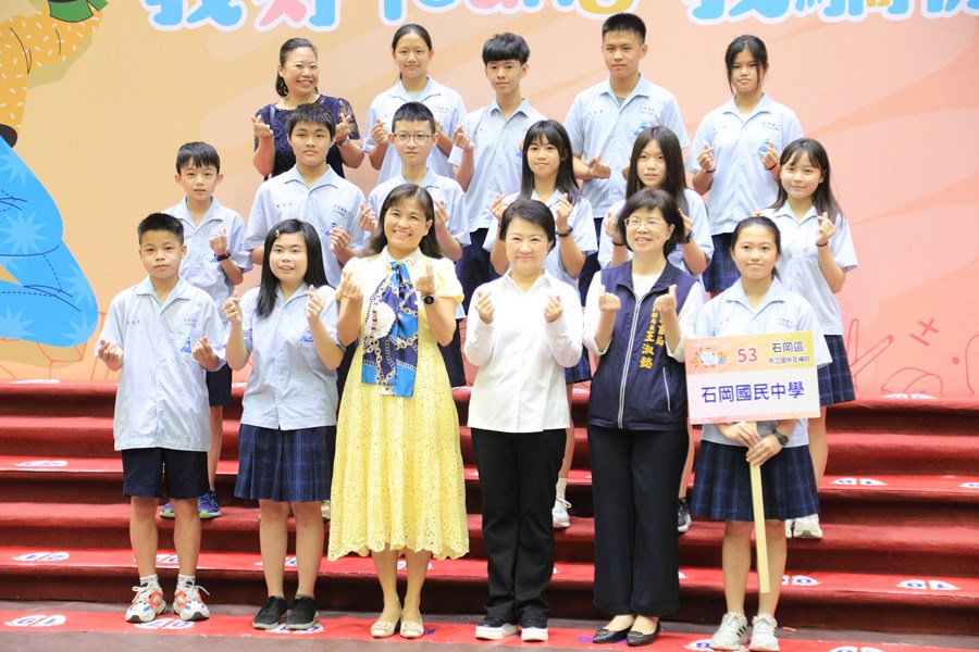 台中市111學年度中等以上學校模範生與市長合影--TSAI (90)