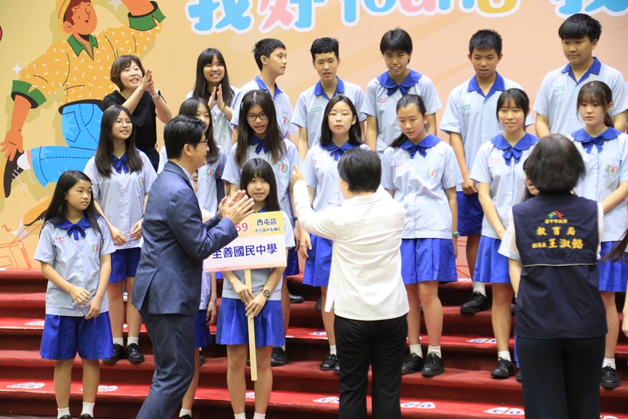 台中市111學年度中等以上學校模範生與市長合影--TSAI (98)