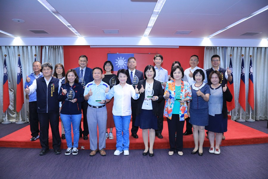 頒獎-頒發農委會111年度全國四健作業組競賽績優單位與市長大合照--TSAI (20)