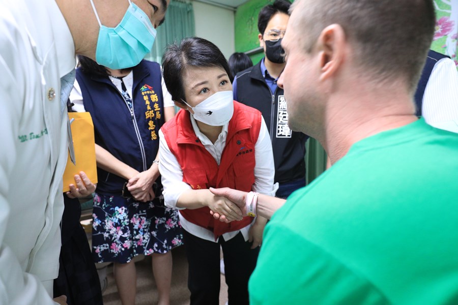 市長到中山附醫慰問捷運意外事故傷者4--TSAI