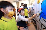 全台最酷美術課「上課啦！」盧市長化身美術老師與學童齊彩繪公車--TSAI (1)