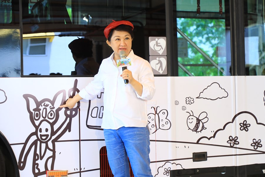 全台最酷美術課「上課啦！」盧市長化身美術老師與學童齊彩繪公車--TSAI (5)