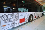 全台最酷美術課「上課啦！」盧市長化身美術老師與學童齊彩繪公車--TSAI (12)