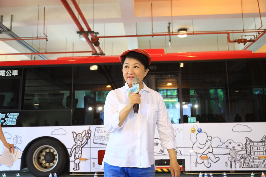 全台最酷美術課「上課啦！」盧市長化身美術老師與學童齊彩繪公車--TSAI (19)